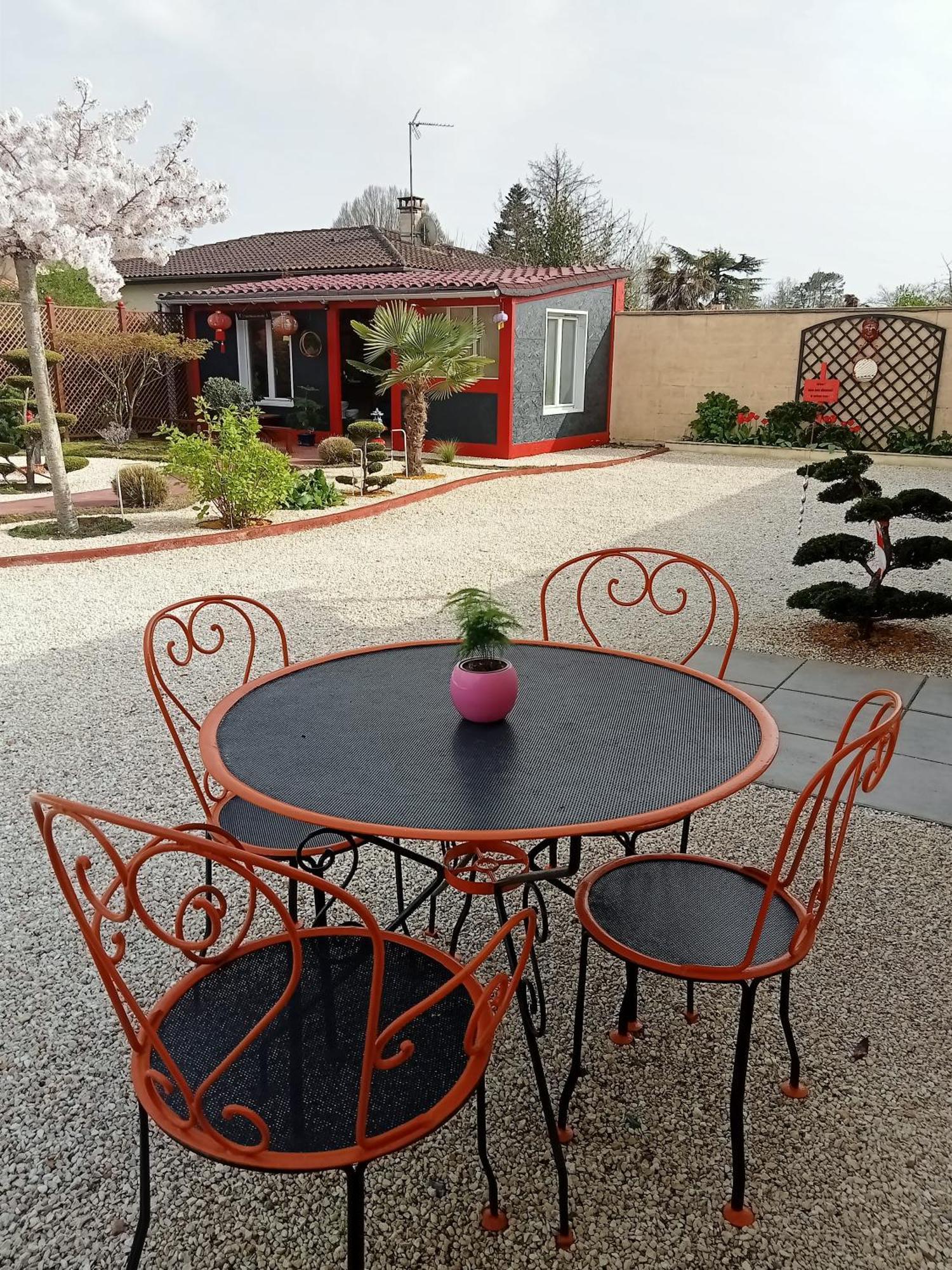 Une Pause Quelque Part Avec Recharge Pour Voiture Electrique Saint-Medard-de-Guizieres Exterior photo